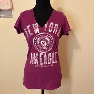 American Eagle Graphic V-Neck Tee Women’s Medium New York Print Purple